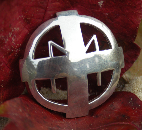Hanger van zilver met Michal symbool, het zonnekruis met de letter M erover.