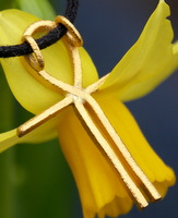Achterkant van een zuiver gouden Ankh met onzichtbare ogen aan de achterkant om aan een koord te hangen.