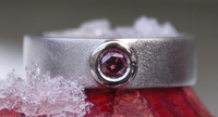 Platina Lemuri ring, met cirkelsymbool, ingelegd met een purple diamant.