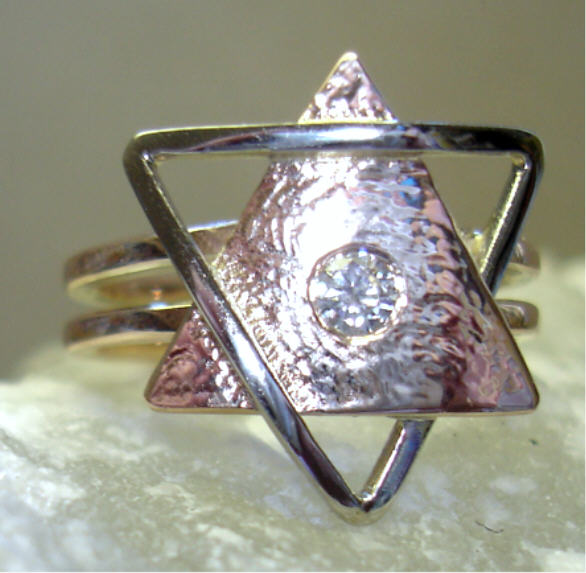 Lemuri ring met dubbele driehoek in platina en gehamerd rood goud, met in het midden een briljant.De ringvorm is een lemniscaat.
