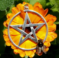 Hanger in zilver, eeen cirkel met erin een pentagram,