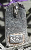 Achterkant zilveren hanger met Reiki symbool, waar je het oog kunt zien. 