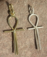 Elegante gouden Ankh hanger en ernaast een zilveren  uitvoering, beide zijn gematteerd.