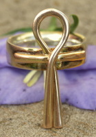 Roodgouden ring met staande Ankh.