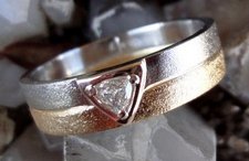 Ring, combi platina, zuiver goud, ingebracht rood goud en nu met triljant