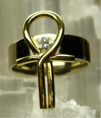 Geelgouden ring met staande Ankh met briljant.